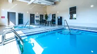 Best Western Plus Winnipeg Airport Hotel - مسبح
