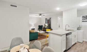 Stylish 2Br Near UT Hyde Park Evonify