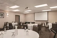 麗笙鄉村套房飯店-明尼蘇達州伍德伯裡 - 停車場