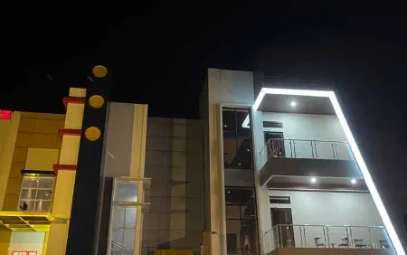 Kenz Hotel Purwokerto Отели в г. Banyumas Regency