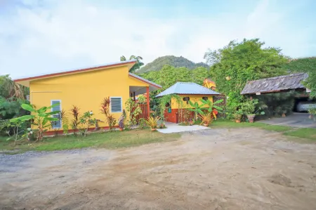 Ban Elephant Blanc Bungalow