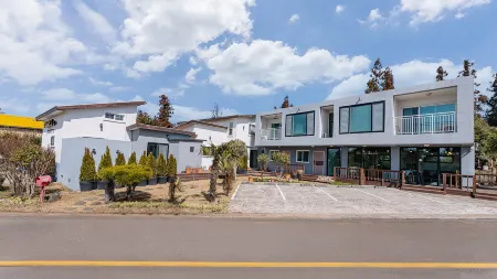 Seogwipo Mary J Spa Pension Отели рядом с достопримечательностью «Pororo & Tayo Theme Park Jeju»