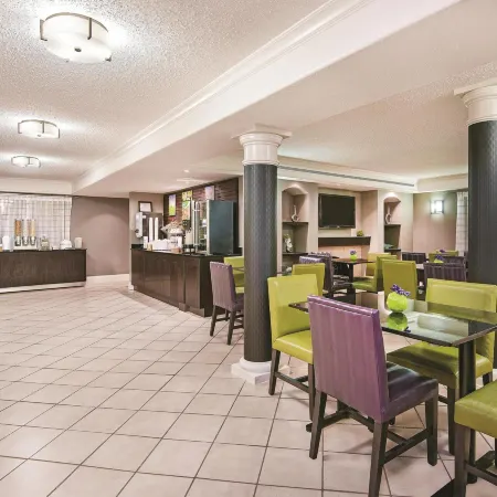 Super 8 by Wyndham The Woodlands North