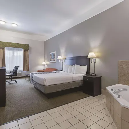 La Quinta Inn & Suites by Wyndham Deer Park