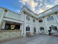 El Palacio Hotel & Resort Hotels near V Central Kawit