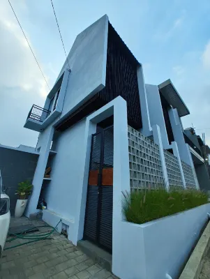 Urbanic Villa with Mountain Views