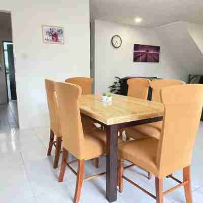 Lovely 4-Rooms Apartment in the Heart of Kuching Dining/Meeting Rooms