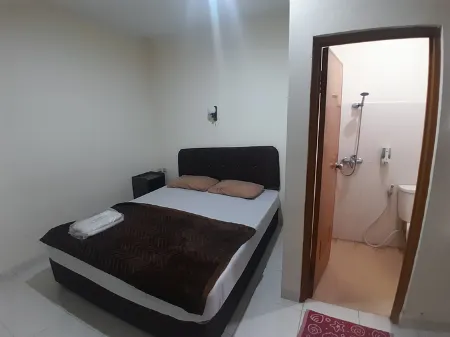 AJ Bike Guesthouse Syariah Отели рядом с достопримечательностью «Keraton Ngayogyakarta Hadiningrat»