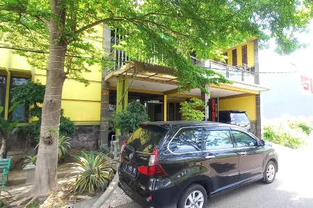 RedDoorz Syariah Near Bypass Krian Отели в г. Mojosari