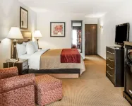 Quality Inn & Suites Farmington - parking