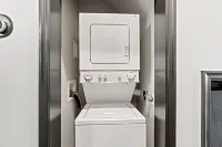 Luxury 1Bd/1BA DC Rowhouse Apartment - Walkable! 마운트 베르톤 스퀘어-컨벤션 센터 호텔