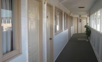 Parkway Motel & European Lodges