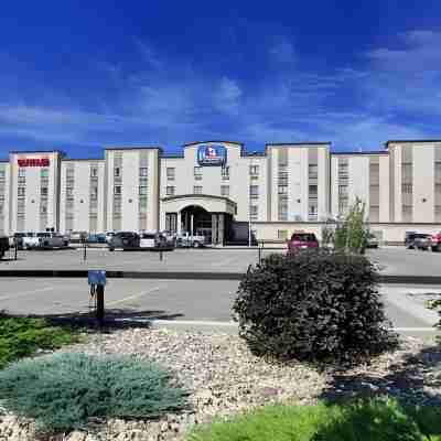 Quality Inn & Suites Hotel Exterior