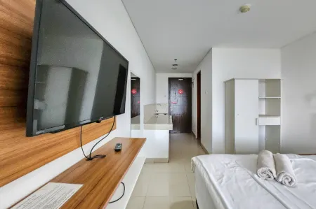 RedLiving Apartemen Enviro - Aurora Rooms Отели в г. East Cikarang