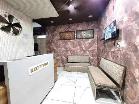 Hotel Ramghat Inn -in Front of Mandakini River Отели в г. Читракут