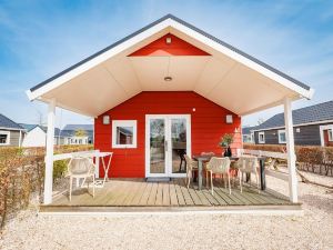 Beautiful Lodge at the Lake and Beach