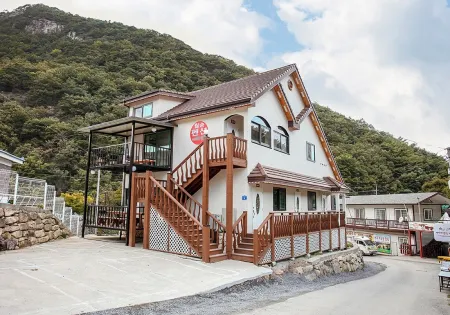 Jecheon Wolsong Garden Pension Отели рядом с достопримечательностью «Woraksan»