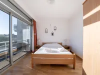 Astrid 202 with Parking