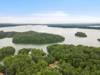 Lakefront 3-bedroom cottage on Watts Bar Lake with boat slip!