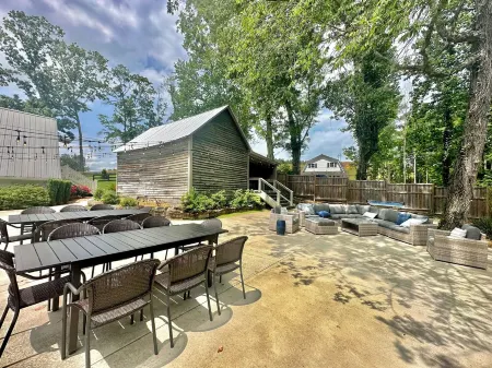 Getaway at "The Den" - Pool, Hot Tub, Fire Pit, Kayaks, & Lake Access!