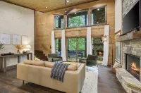 New Luxe Treetop Cabin  Hot tub  Near DT