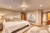 Leather&Spruce - Luxury Lake area fun funky home with amenities. Great for 2-18!