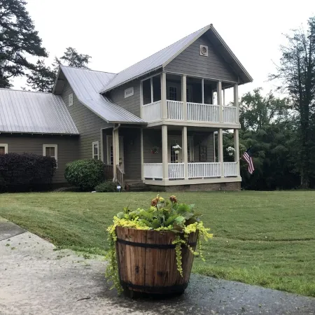 Craftsman style family gathering home close to Guntersville
