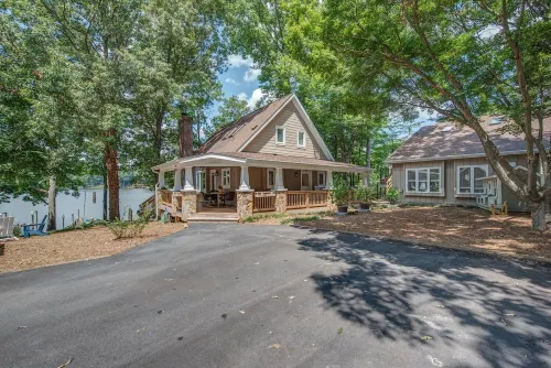 The Regatta-Waterfront Gem with Breathtaking Views & Guest House Hotels in South Point