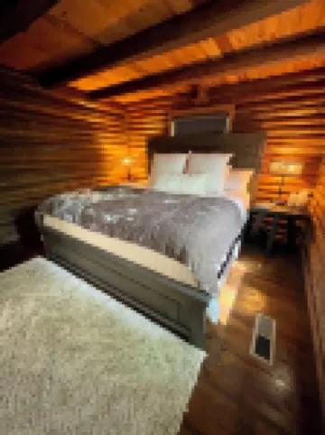 “The Honeymooner” A quaint lil cabin in the woods at Tannenbaum!