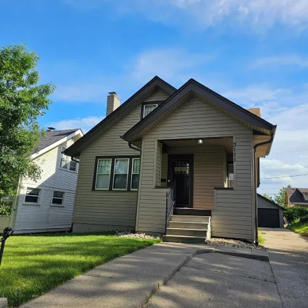 Beautiful Spacious Home - Near Charles Schwab Field- CWS, CHI Arena, Downtown