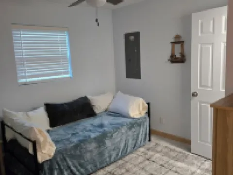 Clean & Cozy Cottage - Lake Views + Private Hot Tub 杰尼瓦酒店