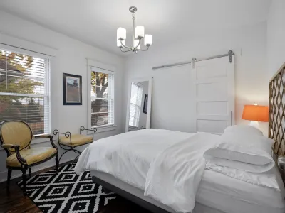 Stylish Stay for Families Near Campus