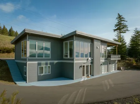 Epic Columbia River views * New Modern Home in the heart of the gorge.