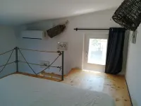 Cottage in front of the beach, with large garden and parking