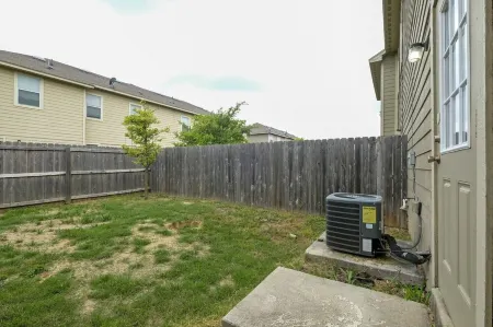 20% OFF Updated 3BR 2.5BTH Townhome - Pet-friendly - Fast WiFi-Driveaway Parking