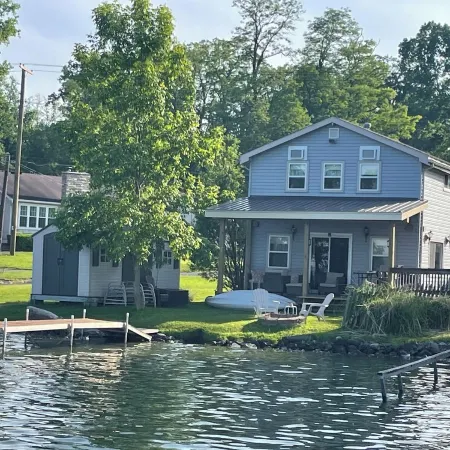 Private Quiet Lakefront! Summer Openings. AC, Kayaks, Fishing, Pontoon Optional