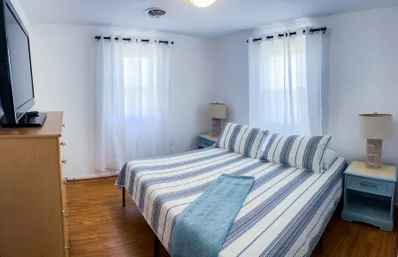 Pet friendly beach house w/ Hot Tub - Short 0.4 mile walk to beach! Отели рядом с достопримечательностью «Райт Бразерс Нешнел Мемориал»