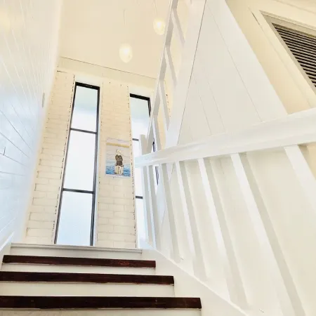 6 Lake st, 4 bedroom , 3 bathroom, 4 toilets, kitchen upstairs and downstairs Отели рядом с достопримечательностью «Лейкс Энтранс Бич»
