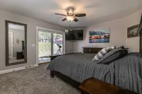 Spacious Updated Home within Minutes to Shopping & Restaurants!u Các khách sạn gần Carnegie-Stout Public Library