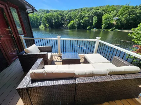 Waterfront Lake House. Near NYC and hiking trials. Complimentary kayaks provided