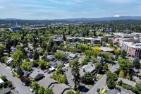 Stylish Downtown Cottage, Walk Everywhere