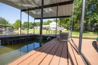 Cozy Lake Front House on 7MM of LOZ with a nice yard and a Private Dock!