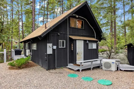 Silver King Cabin. 6,200 ft of elevation. 10 minutes from downtown Prescott.
