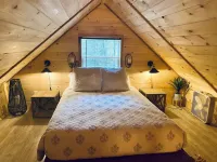 WINDROCK CABIN THAT IS 5 MINUTES AWAY FROM GENERAL STORE AND TRAIL HEADS BEAUTY!