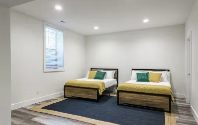 Legacy II- Walk to Notre Dame. New 6 bedroom 5.5 bathrooms,  sleeps up to 14
