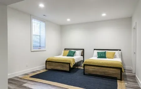 Legacy-Walk to Notre Dame. New 6 bedroom 5.5 bathrooms,  sleeps up to14.