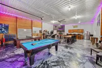 Amazing & A Party BARN… Hot Tub, PL TBl, Png Png, & Arcade!  Access to Pools! Hotels in West Des Moines