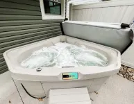 2 Br home with Hot-Tub! Quiet, dead end street