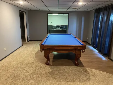 3,900 sq ft house with a big deck and a great view of the hills and canyon lake Отели рядом с достопримечательностью «Сторибук Айленд»