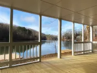 Lake front Sunset Cottage with dock & kayaks - 3-Star